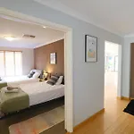 Airport 5Br Retreat - Full Kitchen & Tranquil
