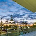 Scarborough Shores - Beachfront