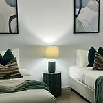 Luxe Modern Retreat Designer Stay In Perth