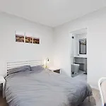 Private Bedroom Affordable Premium Modern Walk To Curtin University-Shared Kitchen & Living Areas
