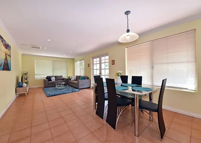 Redcliff Home Close To City & Airport