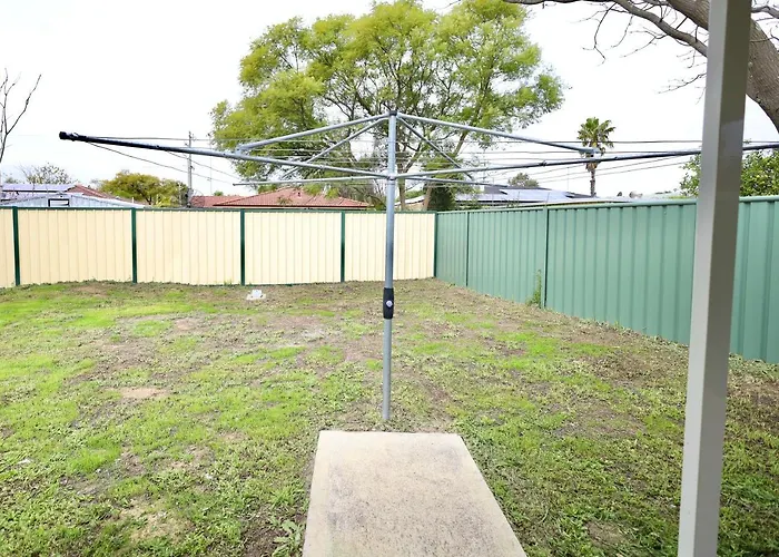 26 Simple Family Home Mirrabooka Sleeps 5