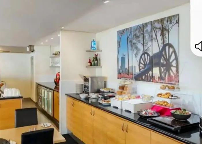 City & Lakeside With Free Parking, Pool And 10 Mins Walk Into The City