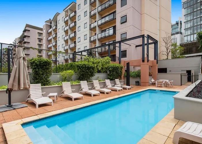 Lovely City Apartment With Private Courtyard, Pool, Free Parking, Gym