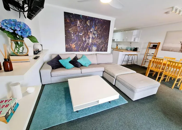 Chic 2 Bed Apartment On Scarborough Beach
