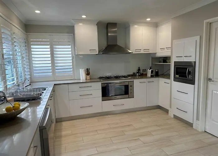 Spacious Bright Home Close To Shops And Cafe\'S
