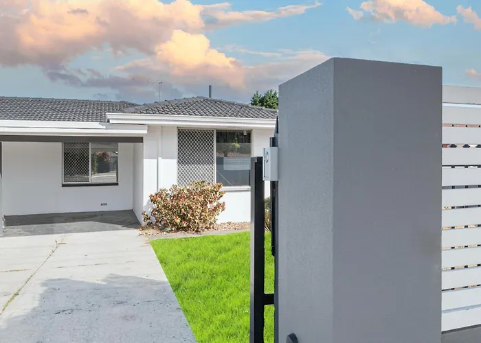Cozy House Nr Airport 2Rooms 4Beds Yard Parking
