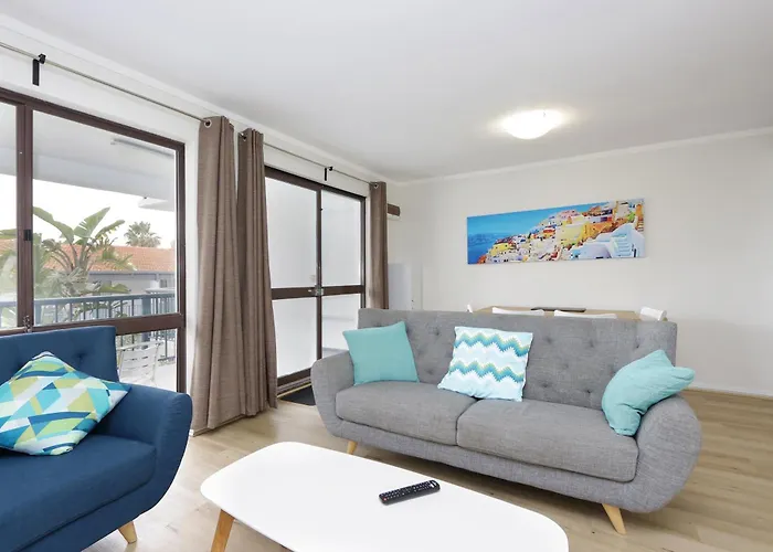 Light & Bright Apartment, 5 Minute Walk To The Beach