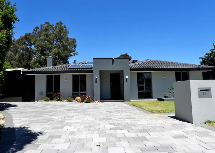 Deluxe Modern Family Home With Pool