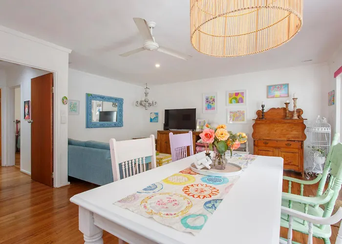 Bright & Breezy Beachside Unit In Scarborough