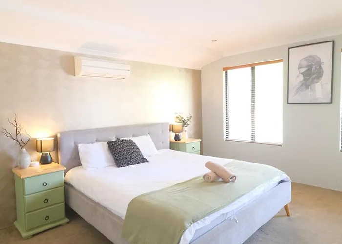 Airport 5Br Retreat - Full Kitchen & Tranquil