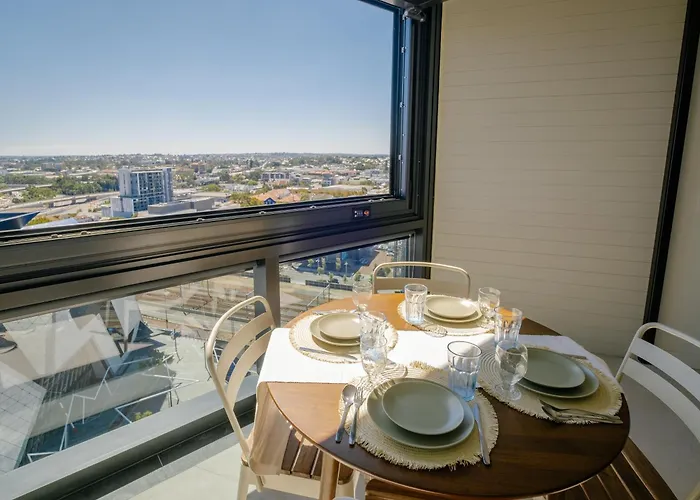 Luxury Downtown Apt - Sunset Views, Pool & Gym