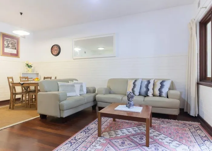 B2 Crawley Apartment 1 Brm & Sleepout Near Uwa