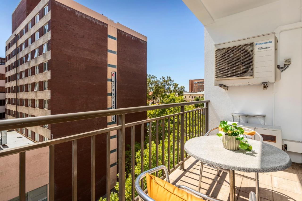 Apartment 404 Big Beautiful One Bed & Balcony *