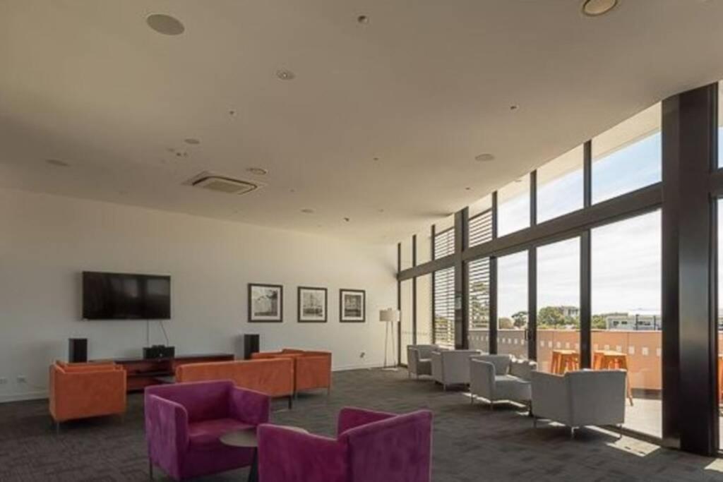 Apartment Deluxe Close To City Wifi Netflix Wine Parking *