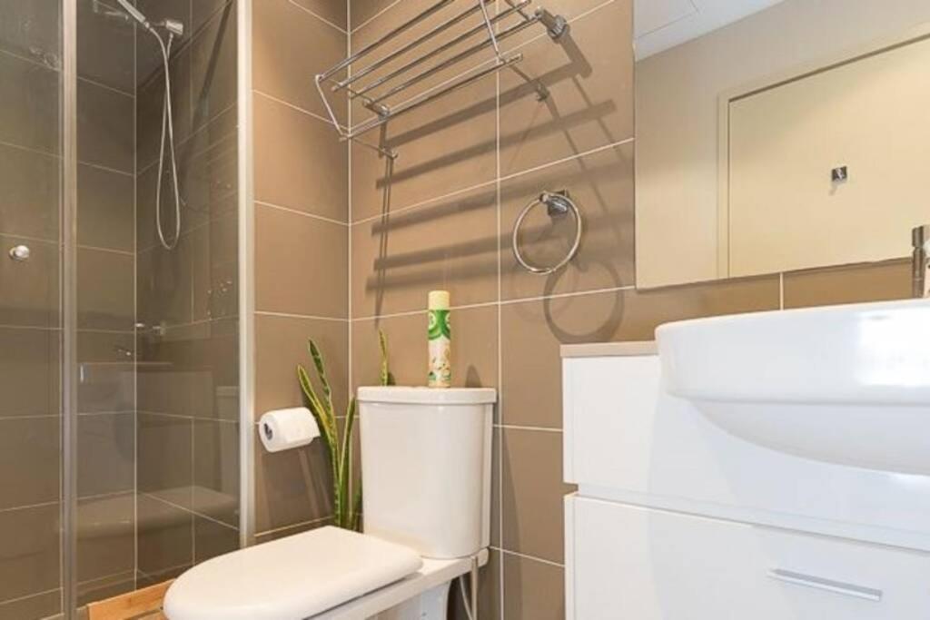 Deluxe Close To City Wifi Netflix Wine Parking *