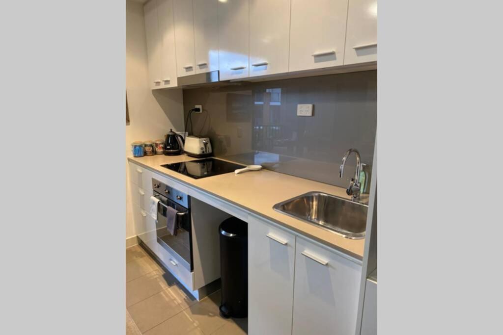 Deluxe Close To City Wifi Netflix Wine Parking Apartment