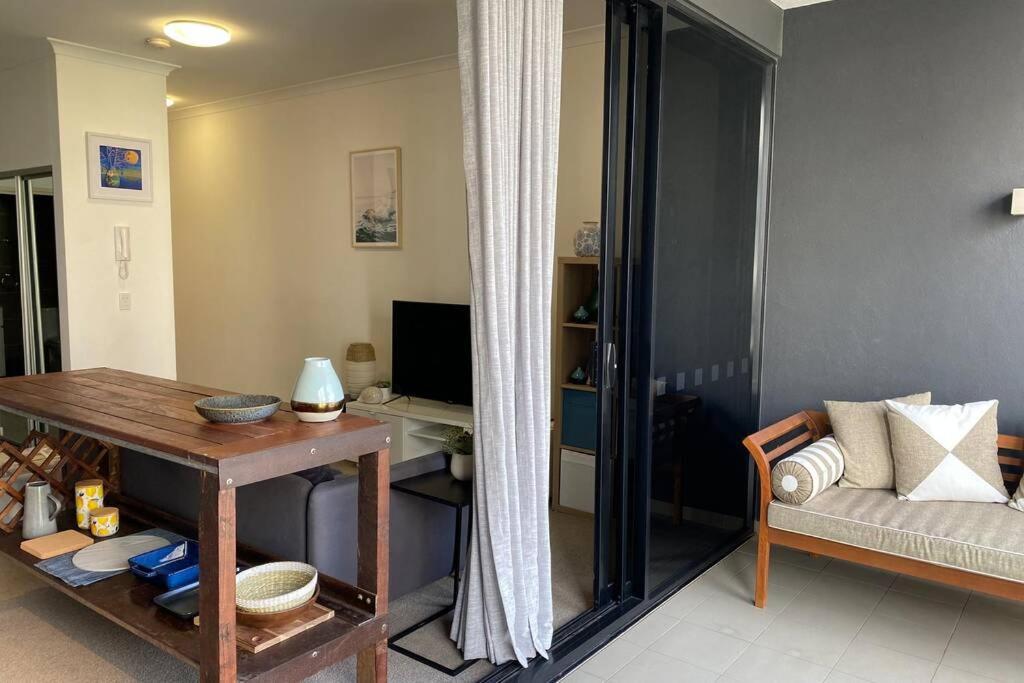 Apartment Deluxe Close To City Wifi Netflix Wine Parking *