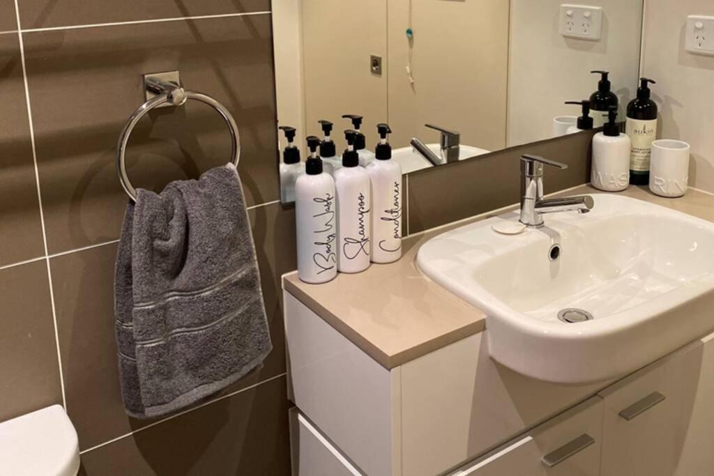 Apartment Deluxe Close To City Wifi Netflix Wine Parking *