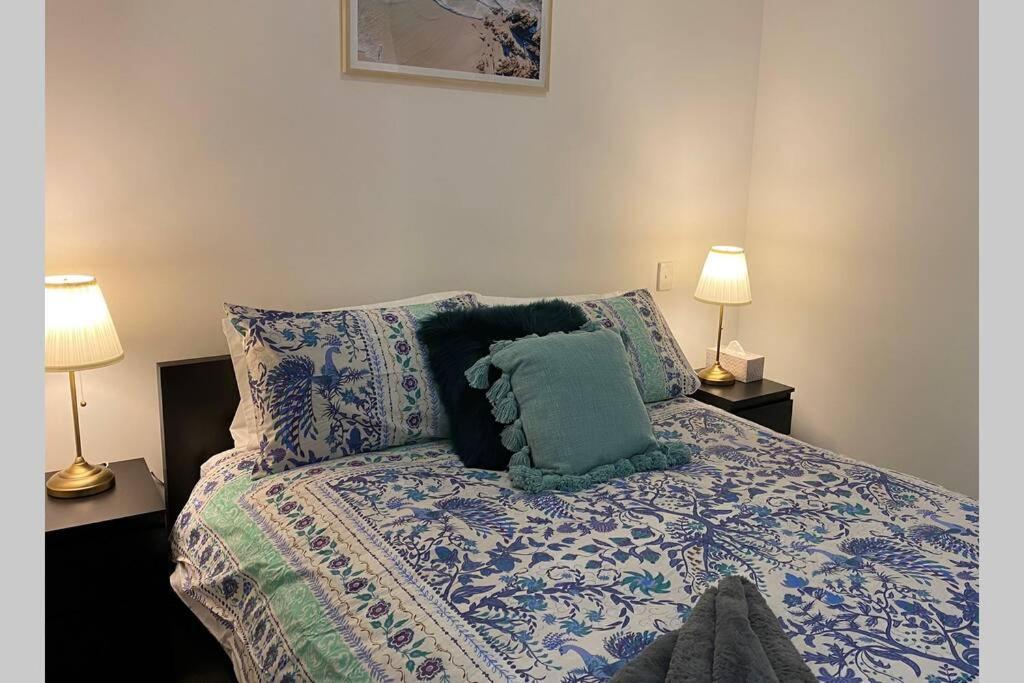 Apartment Deluxe Close To City Wifi Netflix Wine Parking