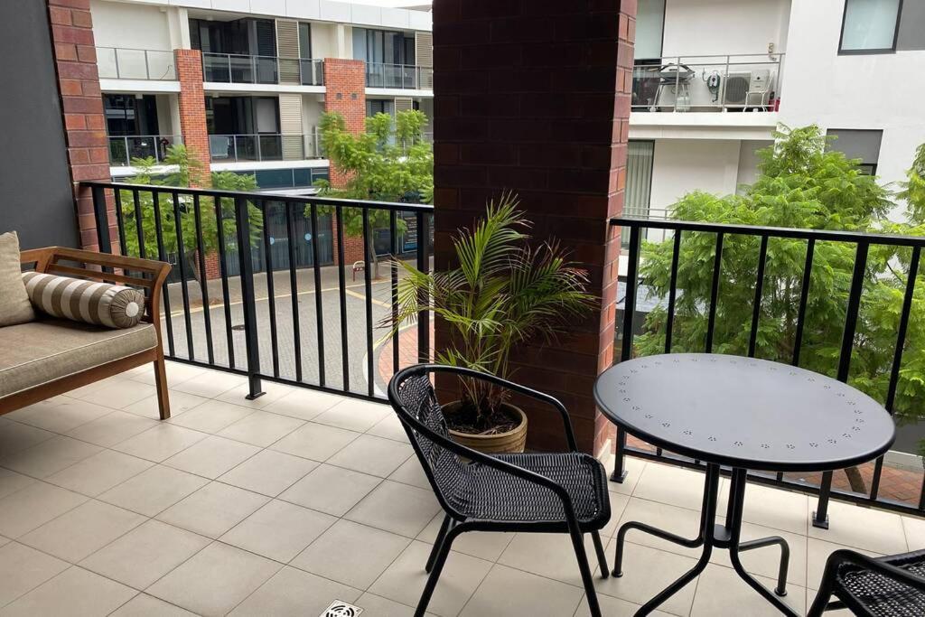 Apartment Deluxe Close To City Wifi Netflix Wine Parking