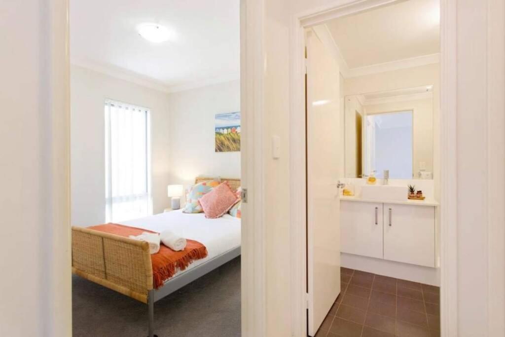 Convenient Airport Sunny Garden Wifi Netflix Wine Pangsapuri Perth