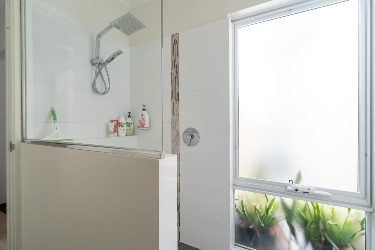 Scarborough/doubleview Delight Apartment
