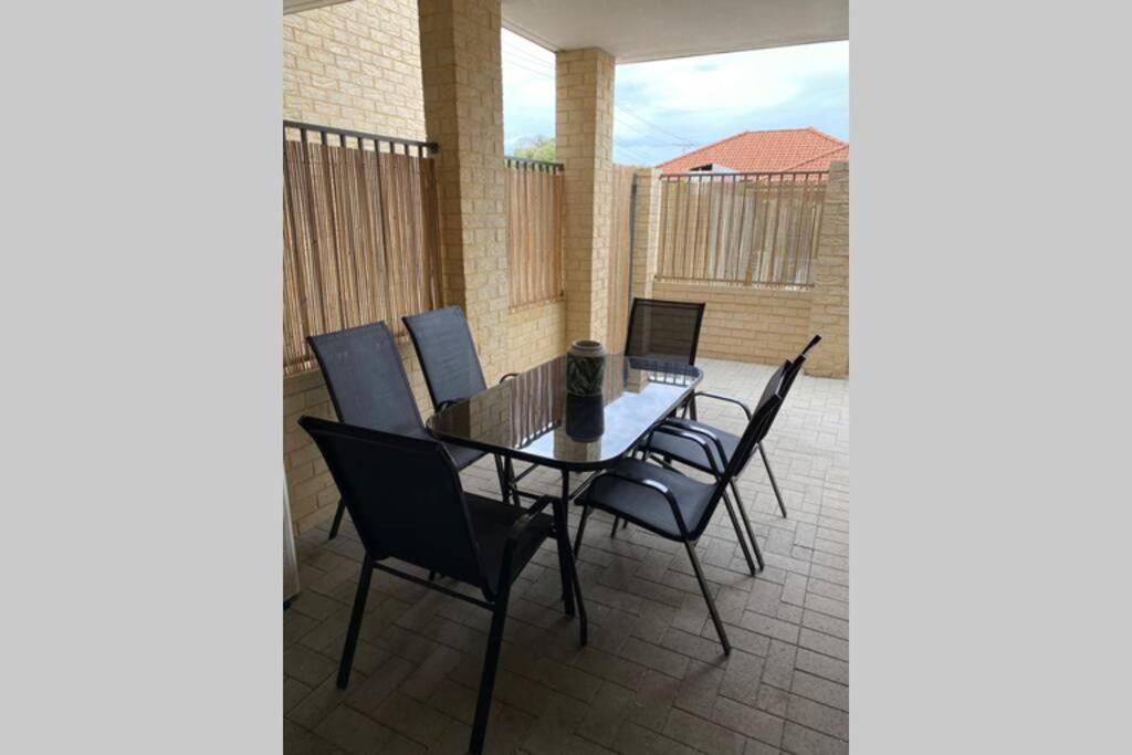 Close Shops Airport Wifi Netflix Park * Perth