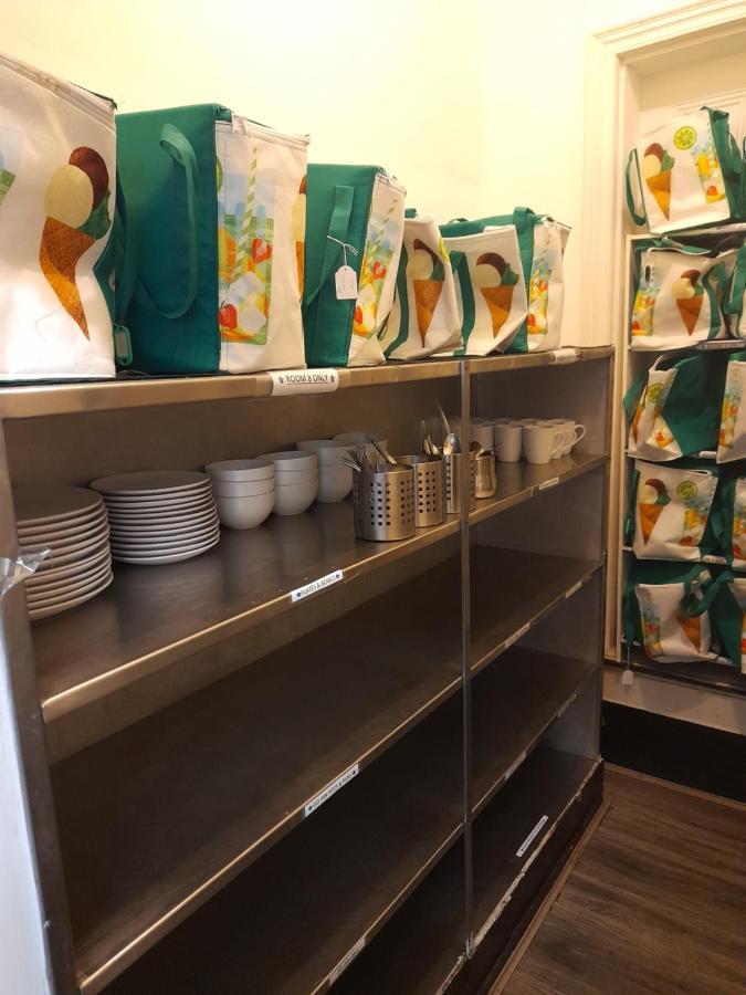 Ozi Inn Backpackers - Perth -Valid International Passport Required Hostel