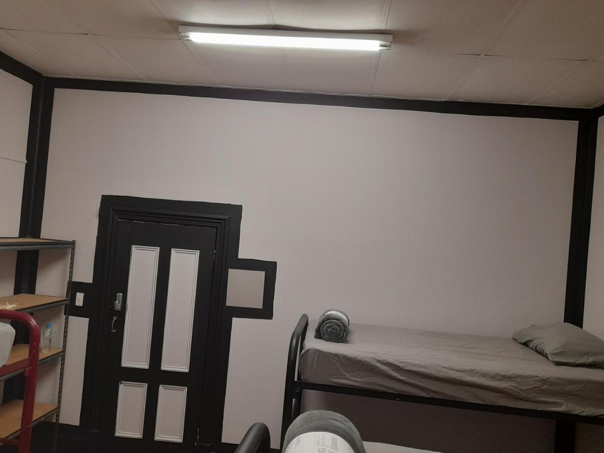 Hostel Ozi Inn Backpackers - Perth -Valid International Passport Required
