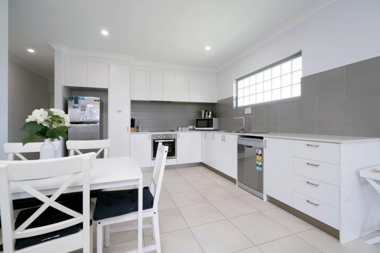 3 Fresh Sparkling Apt 2br 2ba Cloverdale *