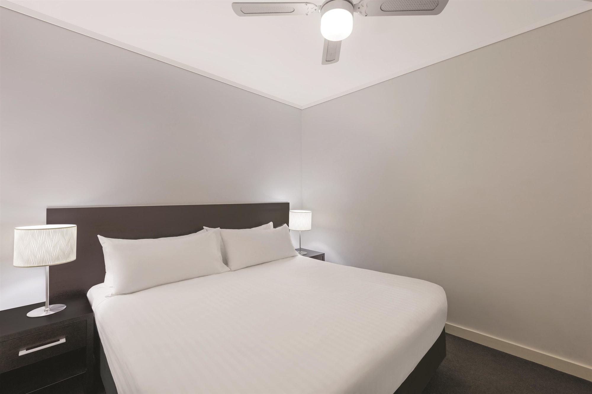 Adina Barrack Plaza Aparthotel 4*