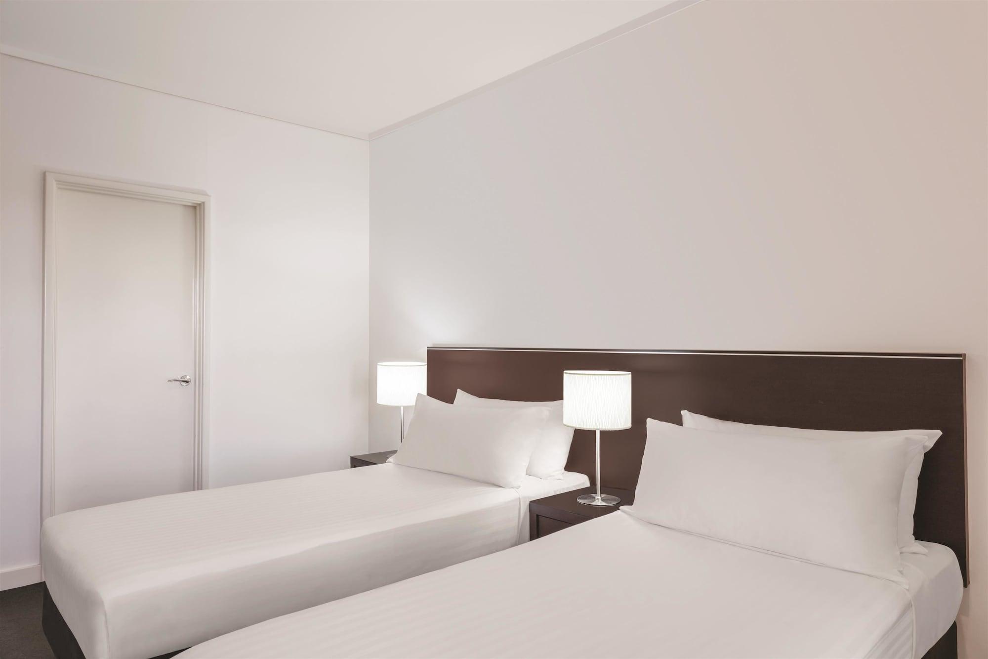 Adina Barrack Plaza Aparthotel 4*