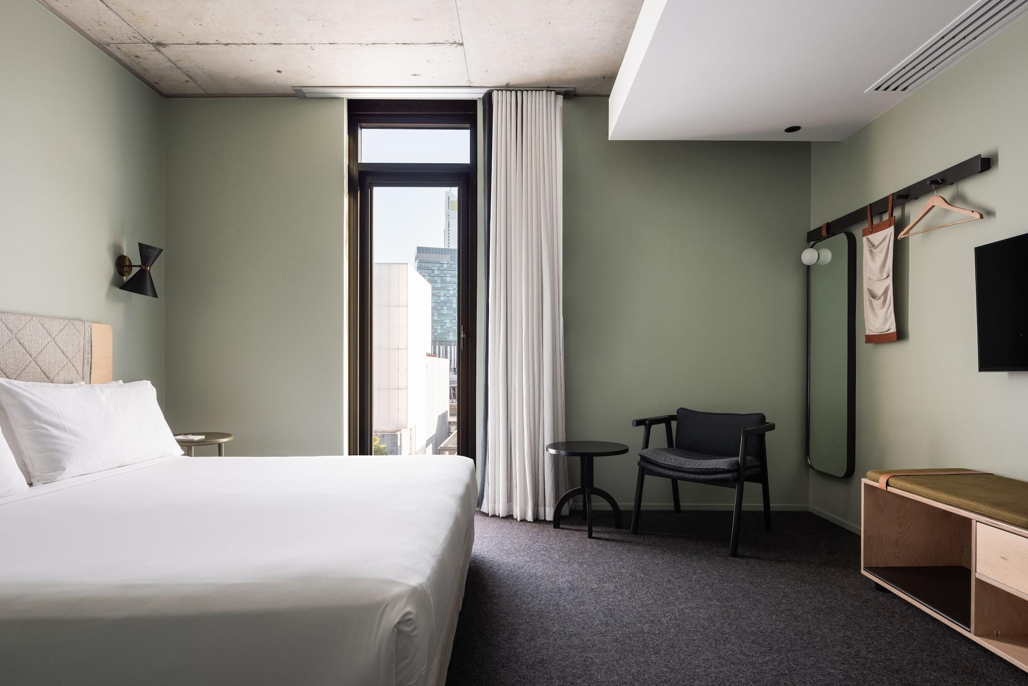 Alex 4* Perth