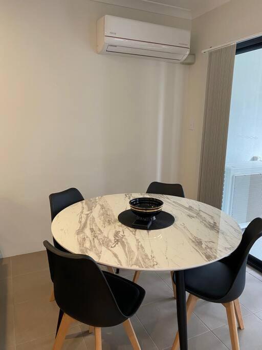 Stylish Modern Airport Wifi Park Netflix Wine Pangsapuri