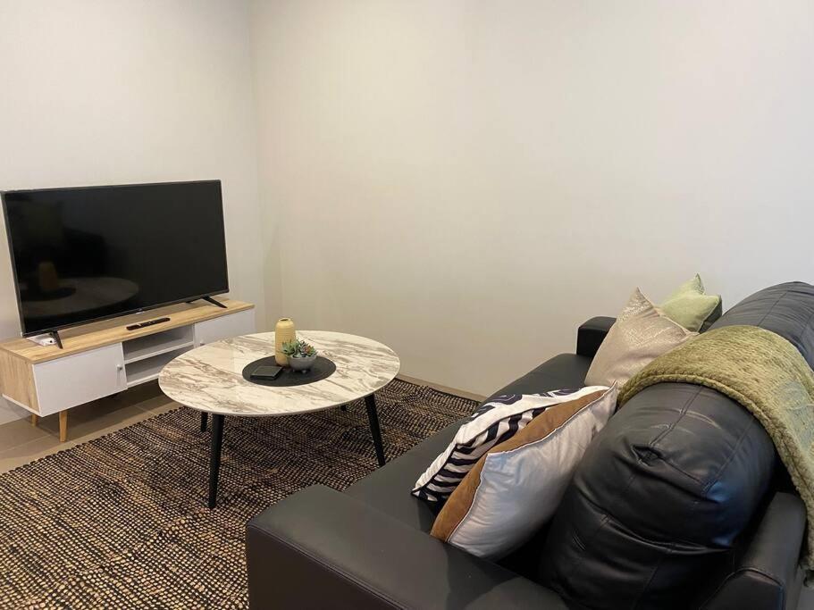 Pangsapuri Stylish Modern Airport Wifi Park Netflix Wine *