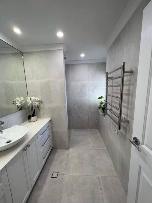 Stunning! 'new York Style' Roof 2 Car Apartamento Perth