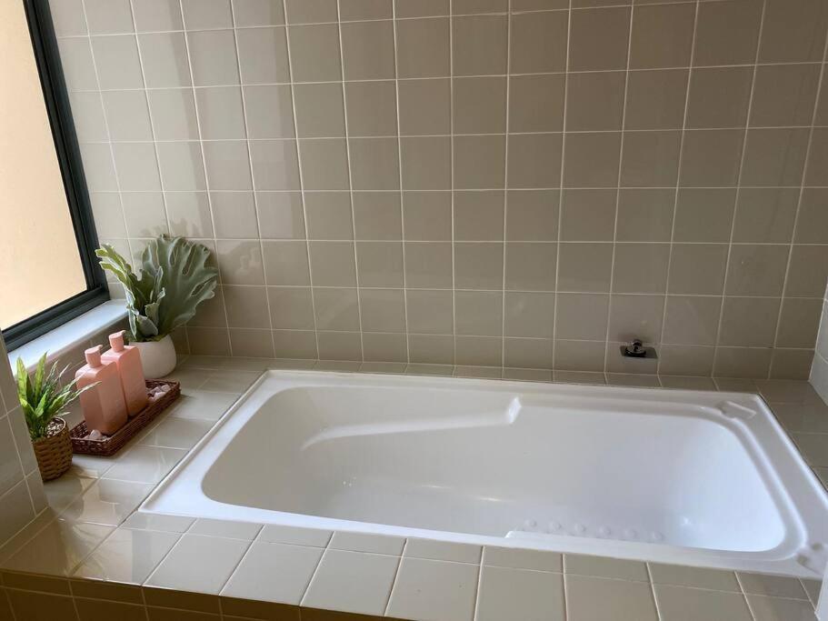 Apartment River Views Free Parking Wifi Netflix Wine *