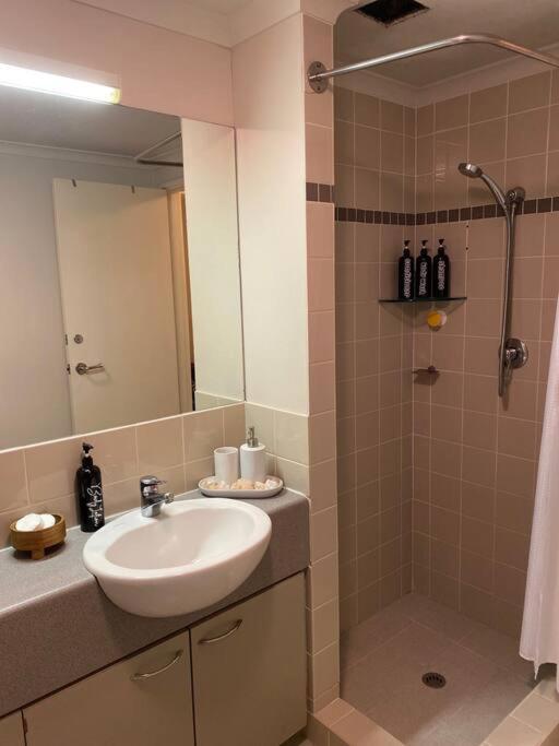 Apartment River Views Free Parking Wifi Netflix Wine *