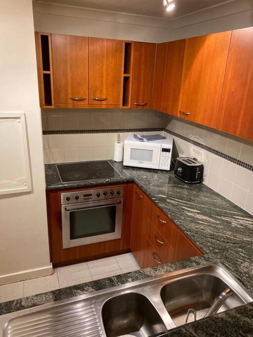 Apartment River Views Free Parking Wifi Netflix Wine