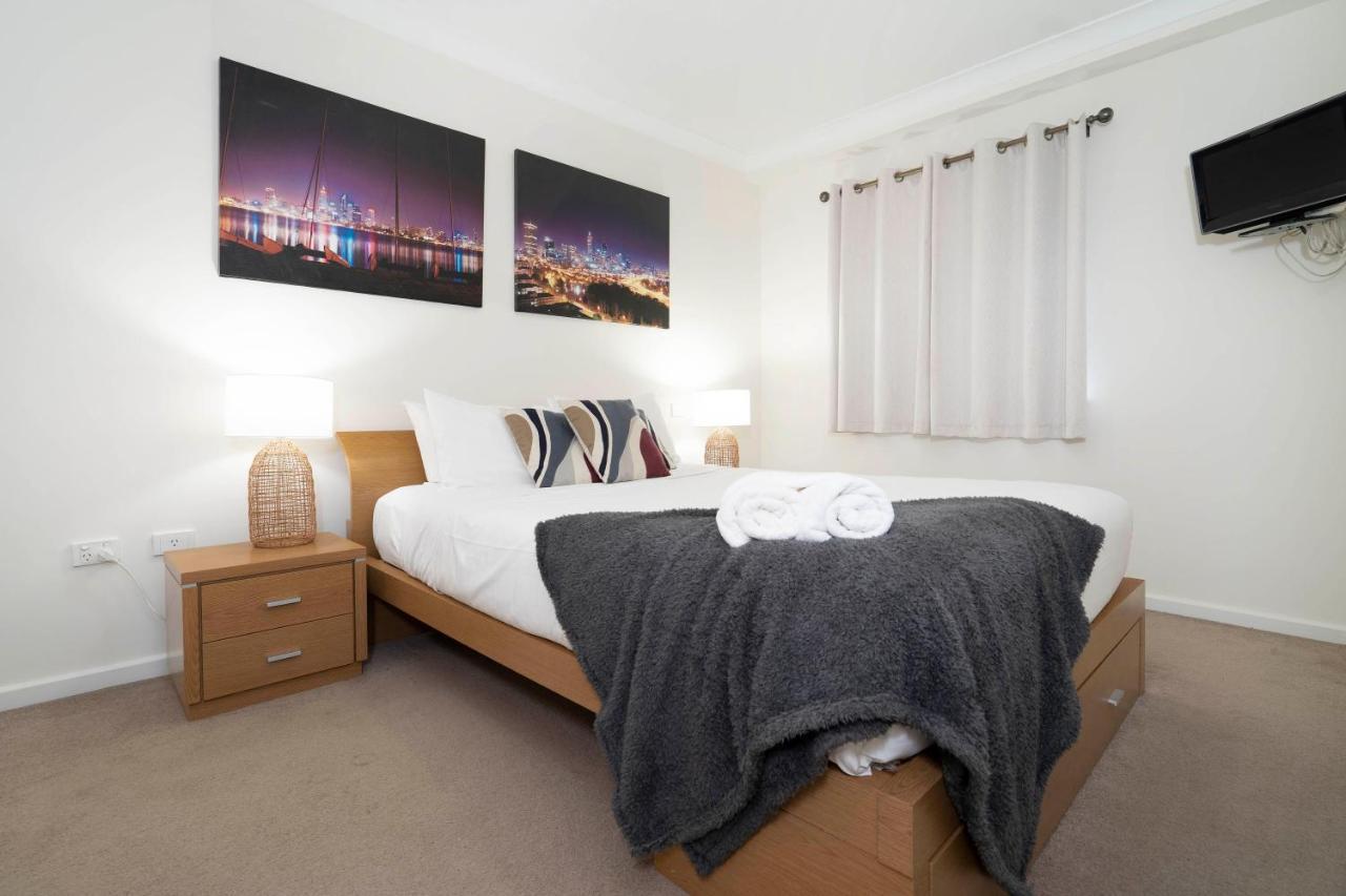 302 Wonderful Waldorf Poolgym * Perth
