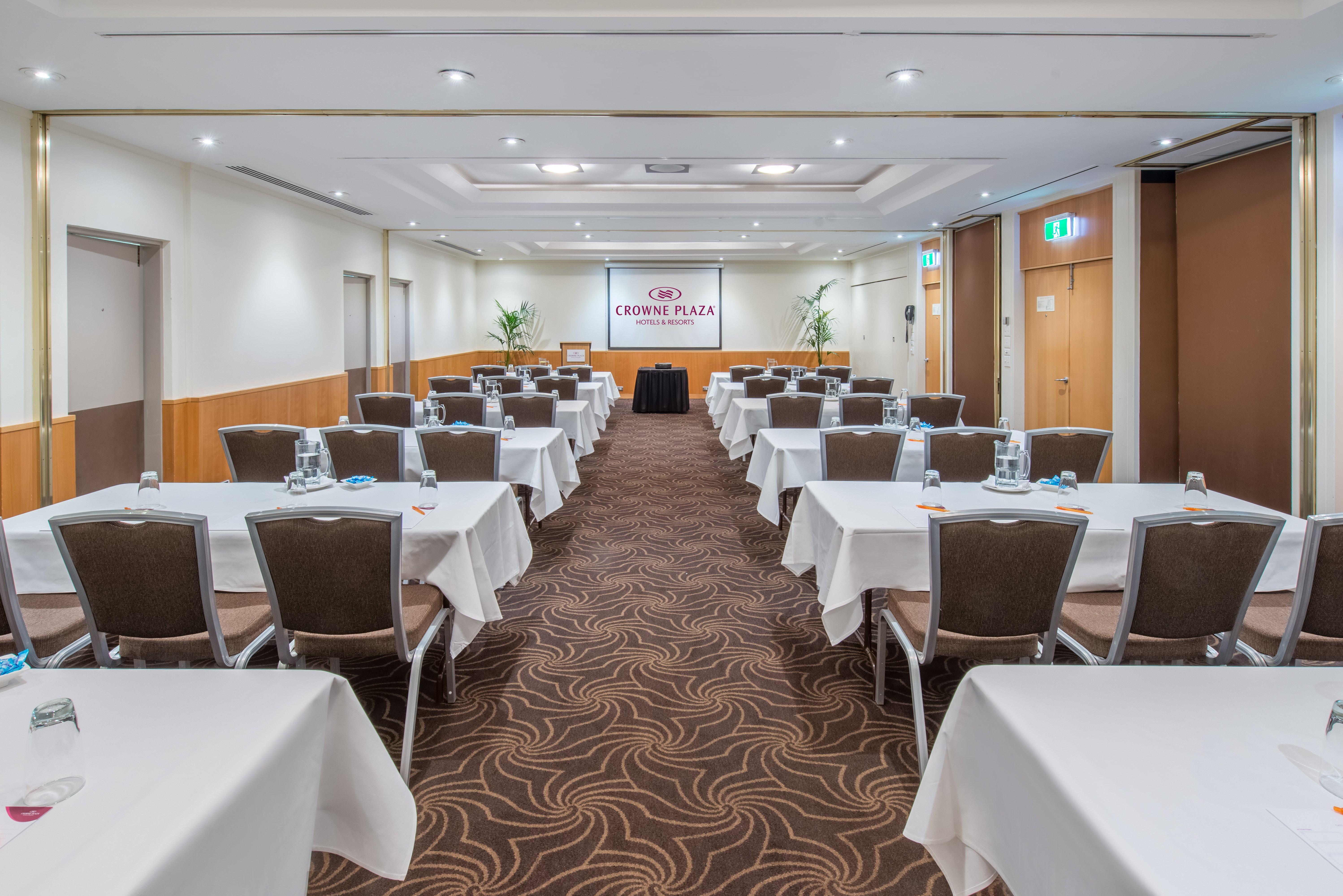 Crowne Plaza By Ihg Hotel 4*