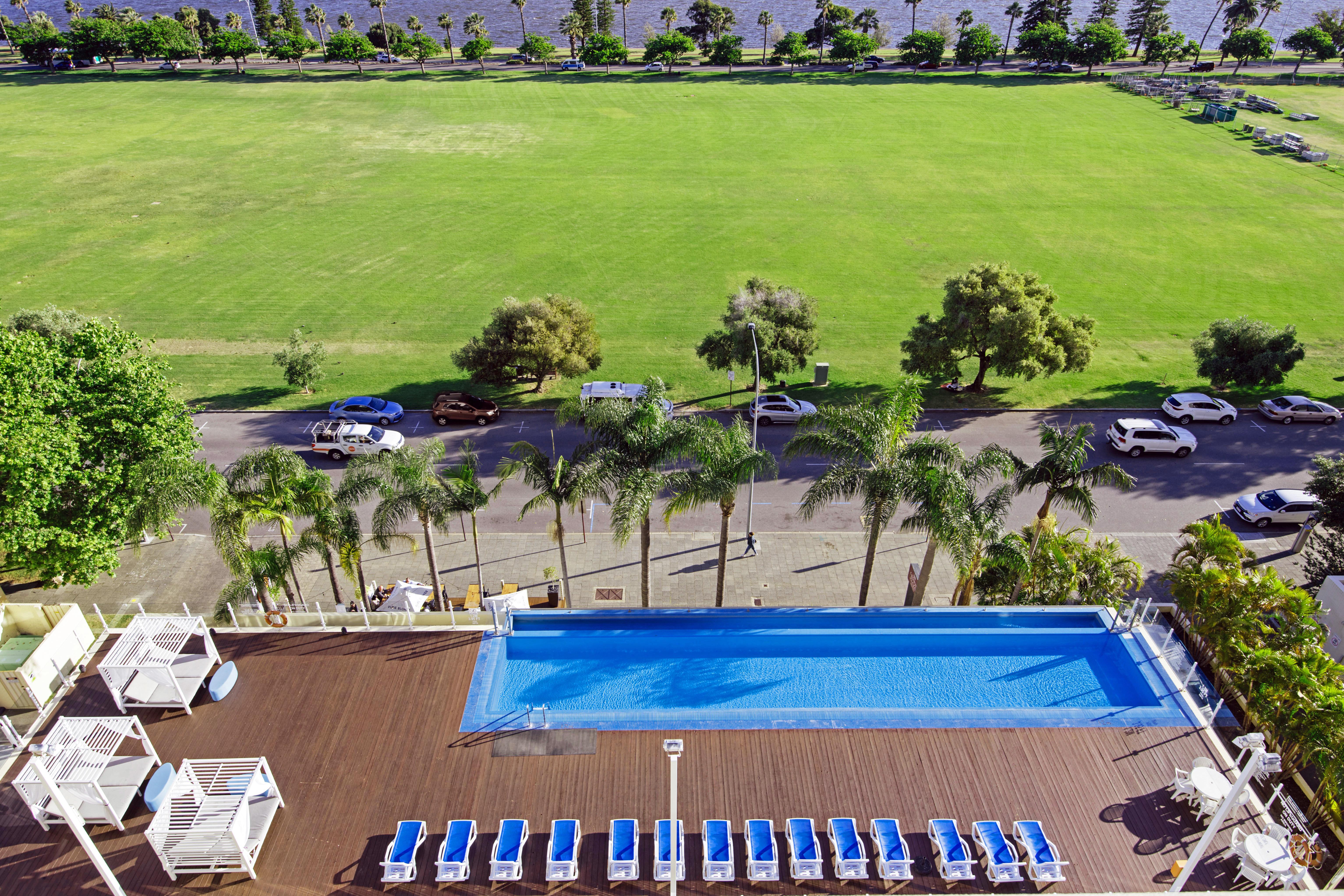 Crowne Plaza By Ihg Hotel 4*