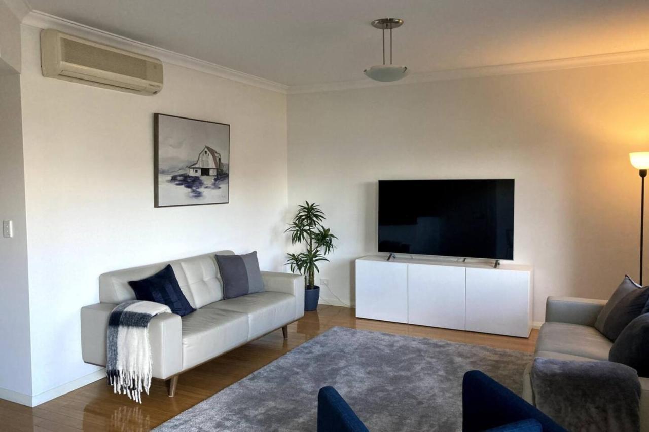 Modern 2 Bedroom In Apartment *