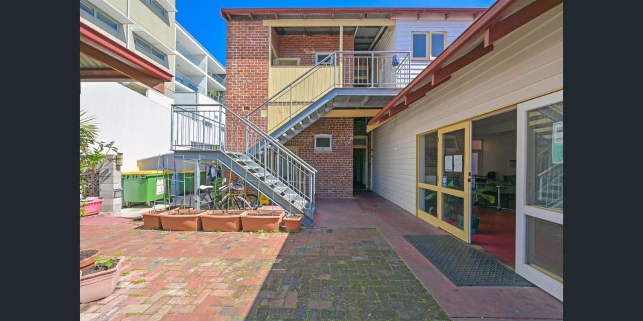Emu Backpackers - Note - Valid Passport Required For Check In Hostel *