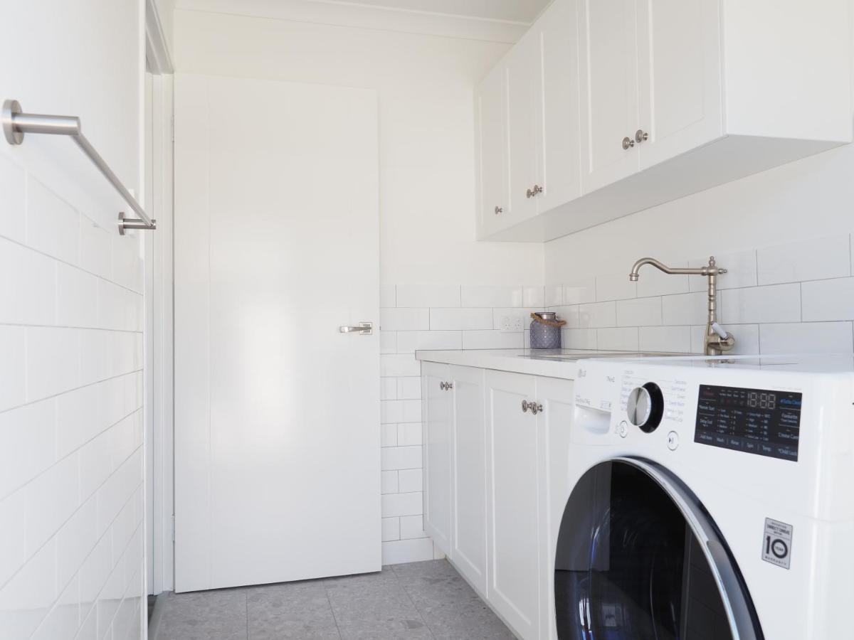 New Home~close To Airport & Swan Valley Inc B/fast 1st Morning~ Holiday home Perth