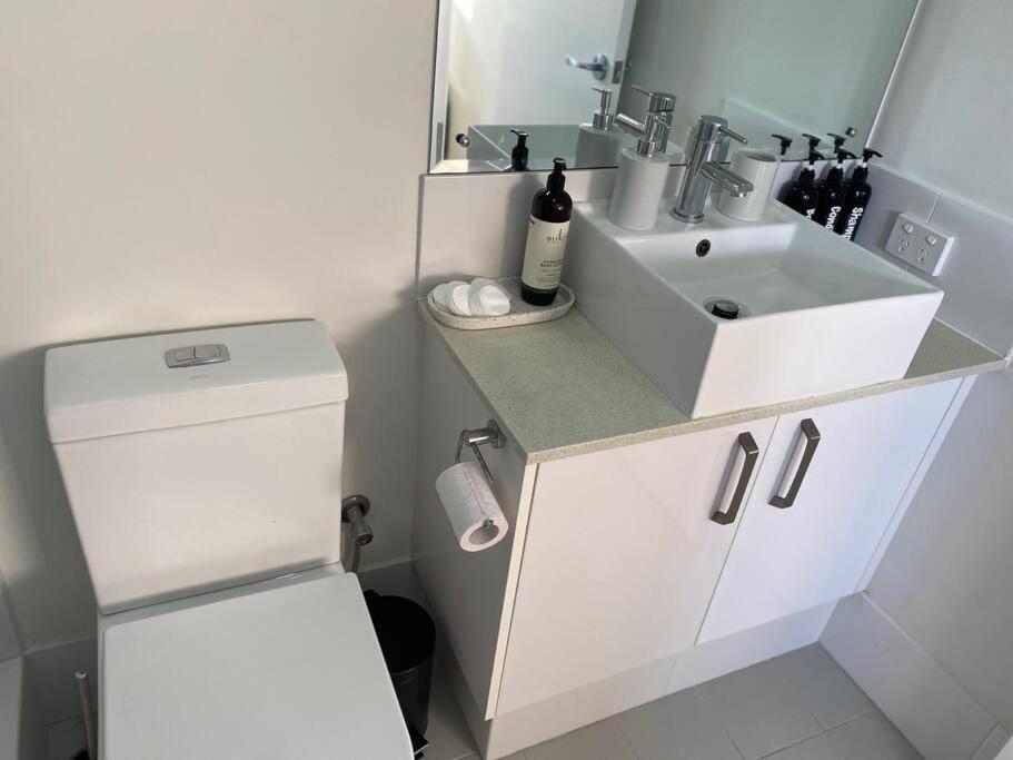 Smart Modern Close City/airport Wifi/park/netflix