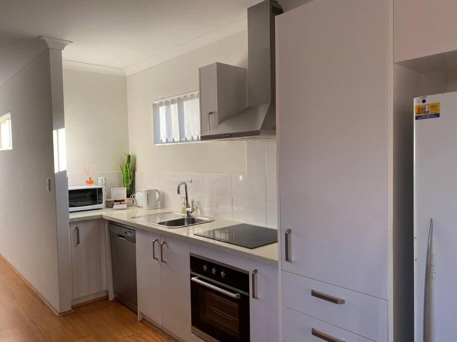 Smart Modern Close City/airport Wifi/park/netflix Apartment *