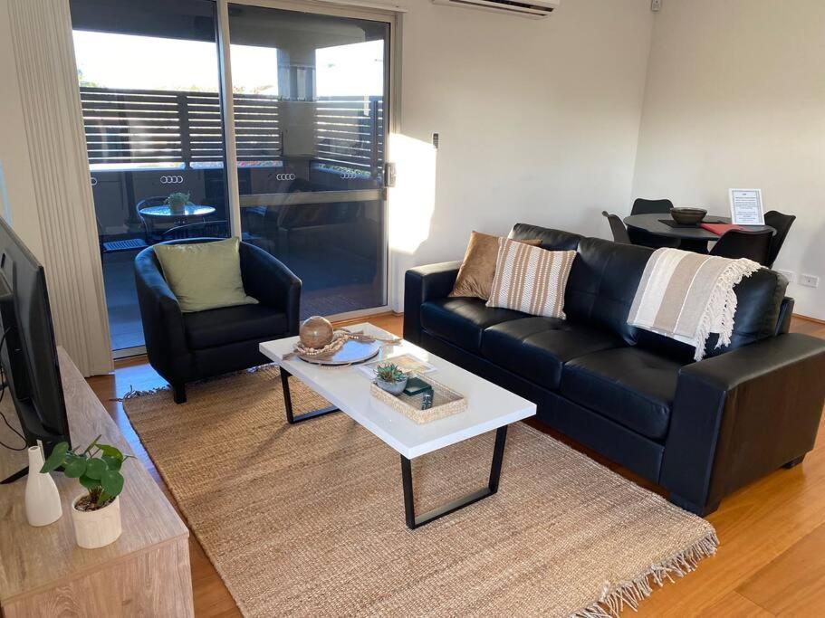 Smart Modern Close City/airport Wifi/park/netflix Apartment