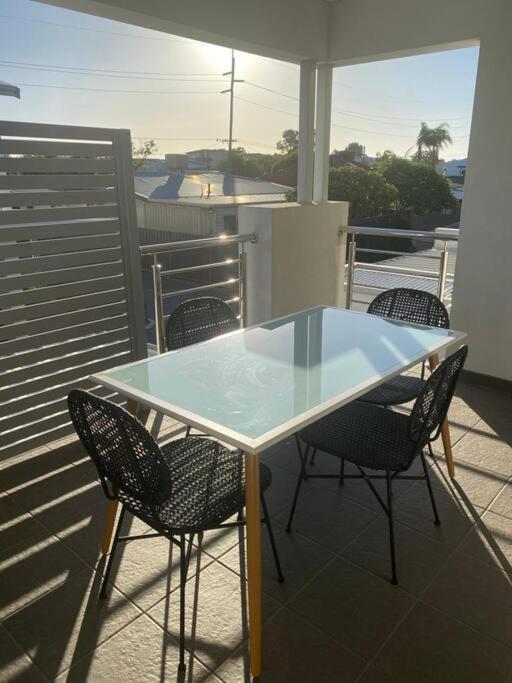 Stylish 2bed Close Airport/shops Apartemen
